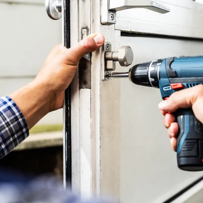 Profesionalna popravka i zamena cilindara, brava, kvaka i cilindara. Deblokada brava u Beogradu. Hitne intervencije. Kontaktirajte nas odmah!